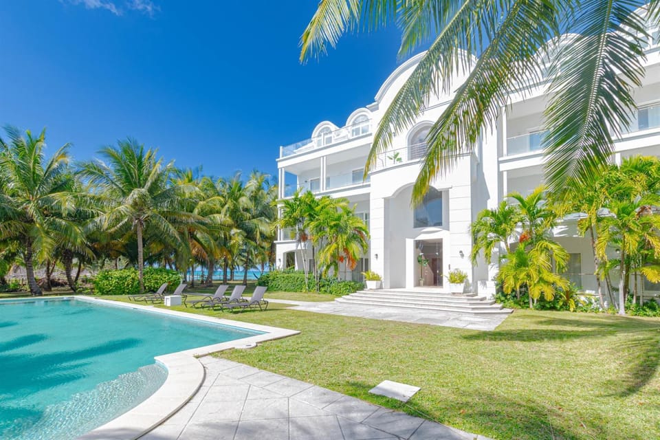 Love Beach E2 - Luxury 3BR Condo Pool & Beach Apartment in Nassau