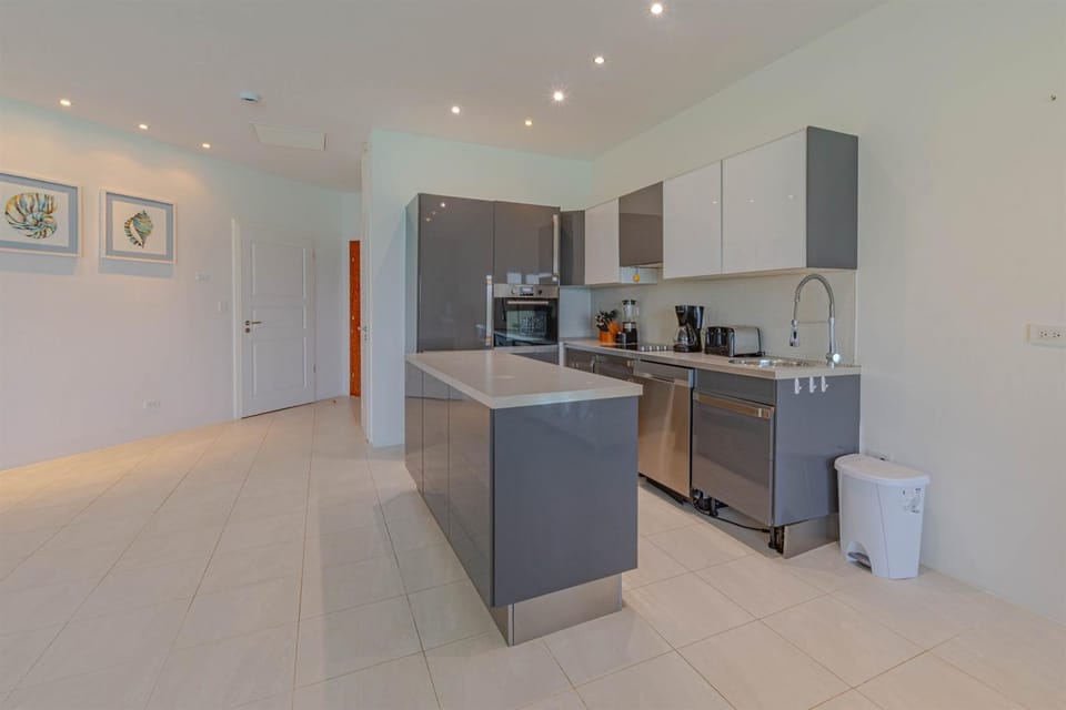 Love Beach E2 - Luxury 3BR Condo Pool & Beach Apartment in Nassau