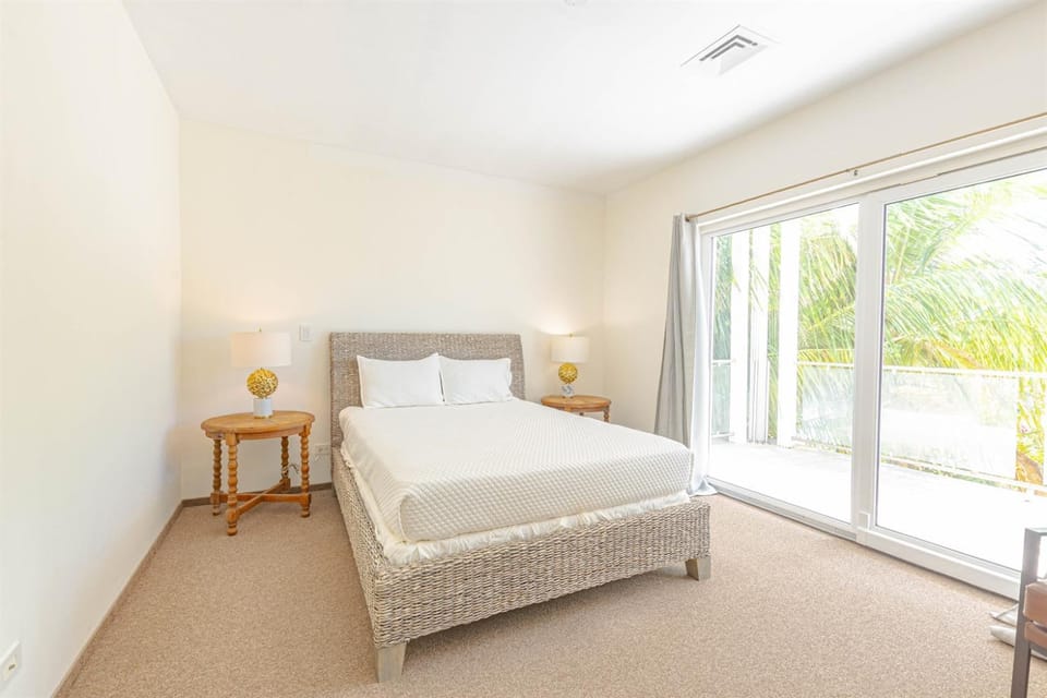 Love Beach E2 - Luxury 3BR Condo Pool & Beach Apartment in Nassau