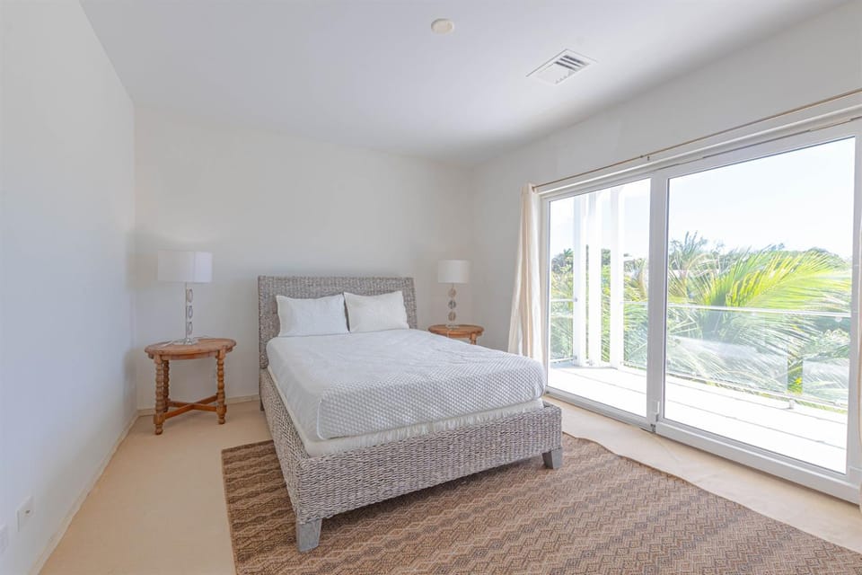 Love Beach E3 3BR Luxury Condo Pool & Beach Apartment in Nassau