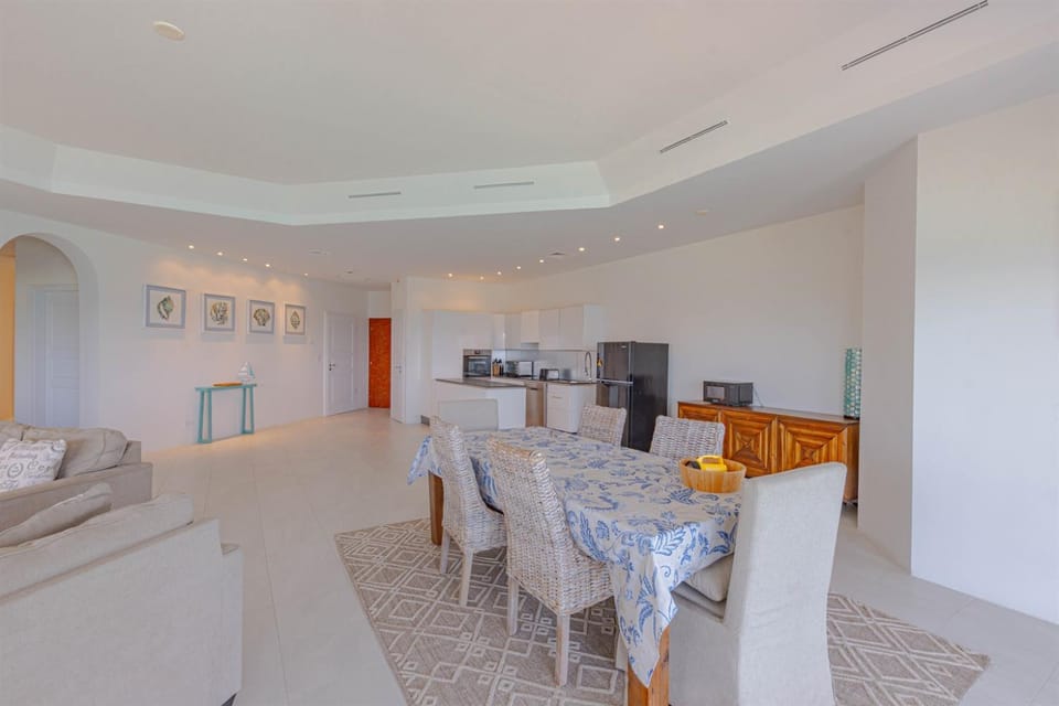 Love Beach E3 3BR Luxury Condo Pool & Beach Apartment in Nassau