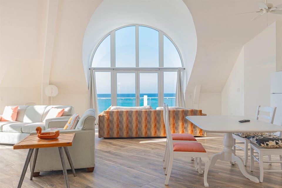Love Beach E4 - 2BR Top-Floor Penthouse Apartment in Nassau
