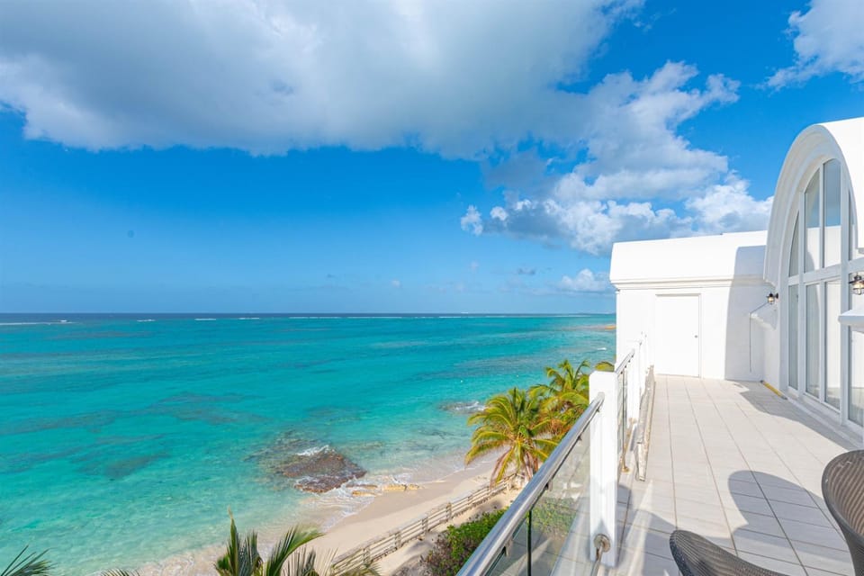 Love Beach E4 - 2BR Top-Floor Penthouse Apartment in Nassau