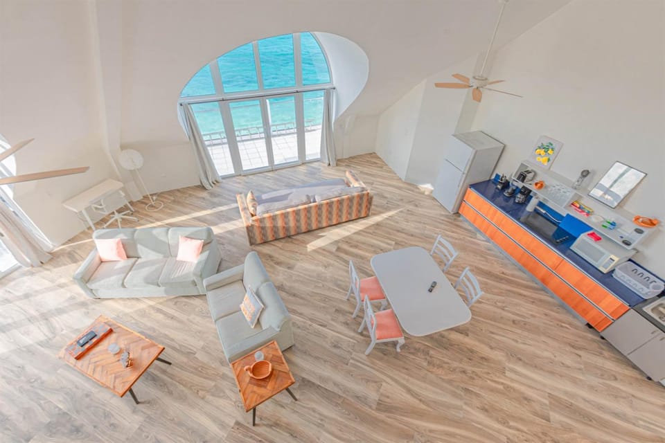 Love Beach E4 - 2BR Top-Floor Penthouse Apartment in Nassau
