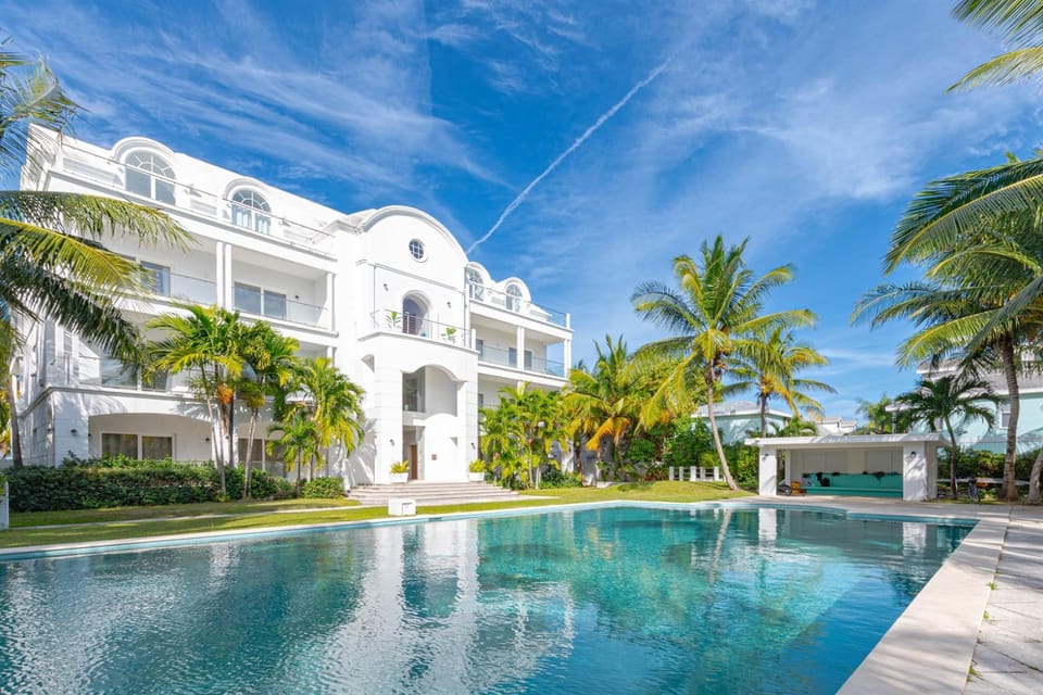 Love Beach W2 - Luxury Oceanfront Condo Pool Apartment in Nassau