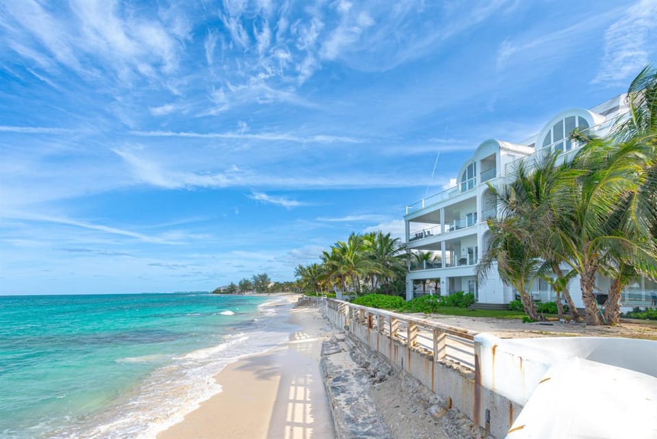 Love Beach W2 - Luxury Oceanfront Condo Pool Apartment in Nassau