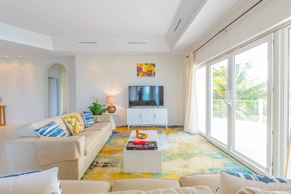Love Beach W2 - Luxury Oceanfront Condo Pool Apartment in Nassau