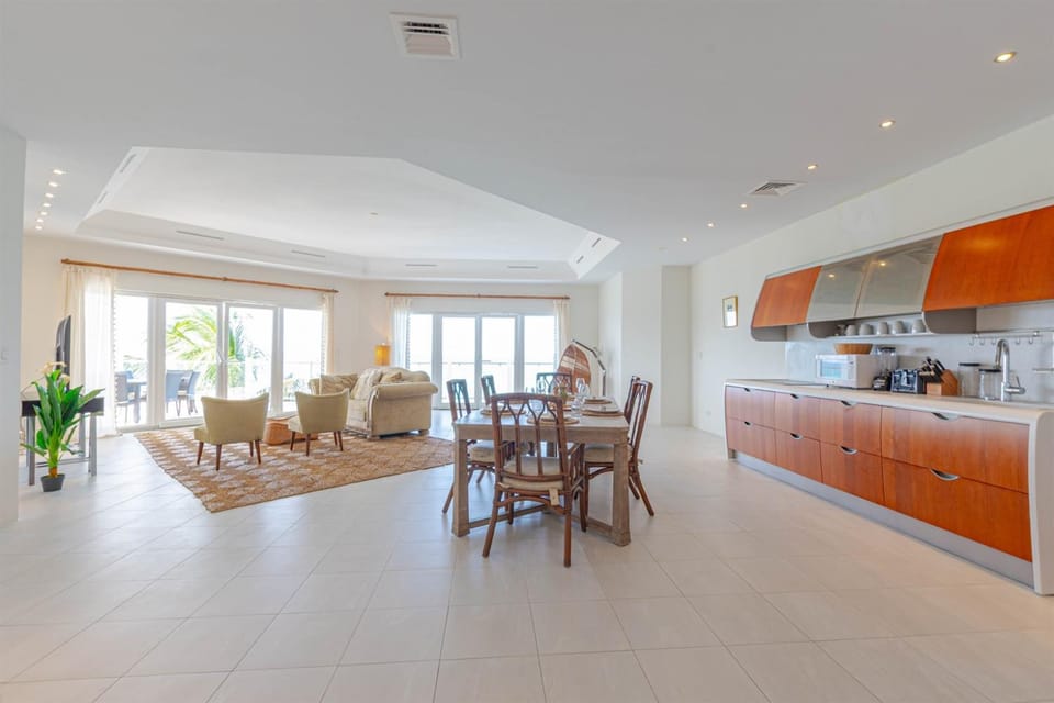 LoveBeach W3 - Luxury Oceanfront Condo Pool Apartment in Nassau