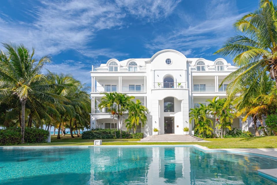 LoveBeach W3 - Luxury Oceanfront Condo Pool Apartment in Nassau