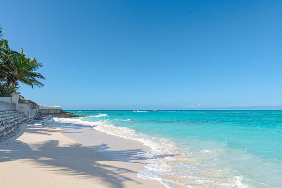LoveBeach W3 - Luxury Oceanfront Condo Pool Apartment in Nassau