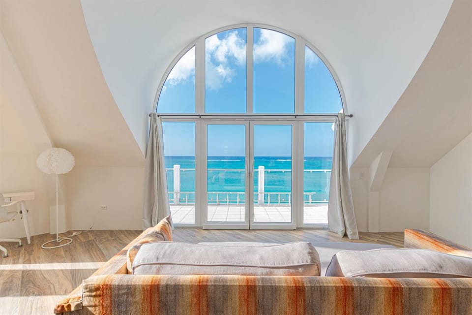Love Beach W4 - Penthouse Steps to Pool & Beach Apartment in Nassau