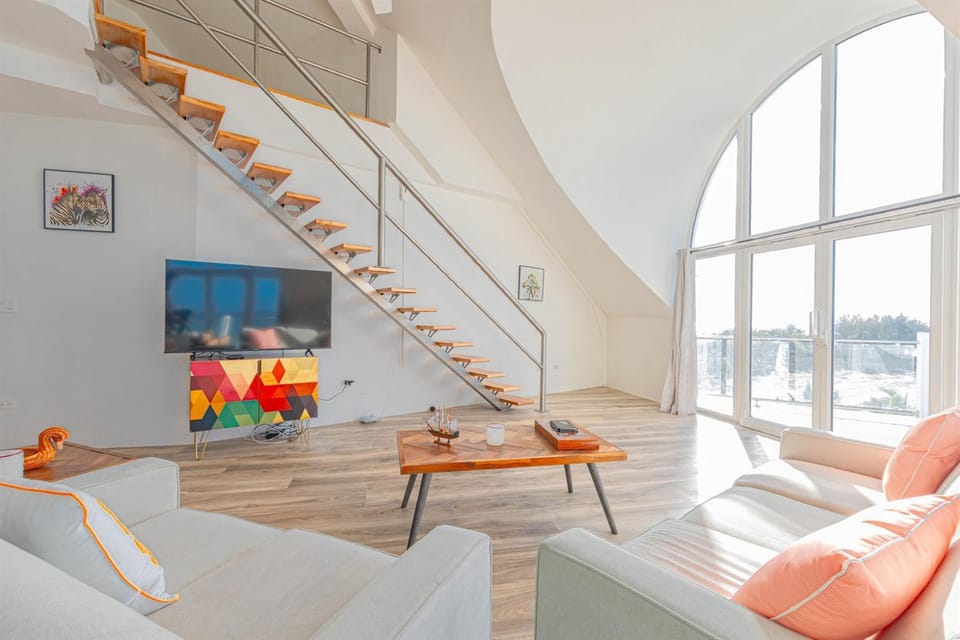 Love Beach W4 - Penthouse Steps to Pool & Beach Apartment in Nassau
