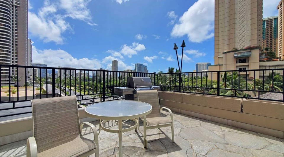 Property building, Patio, Balcony/Terrace