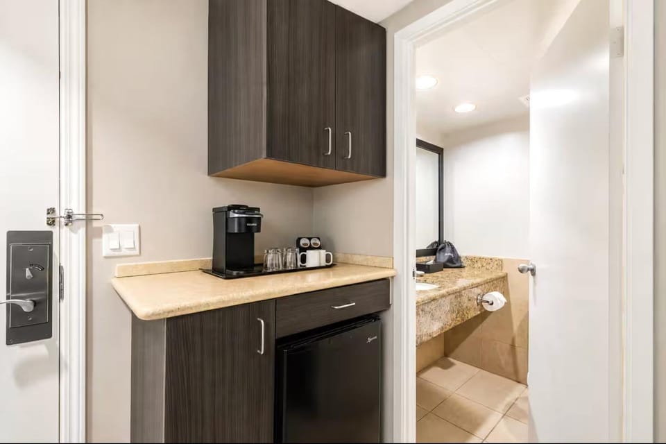 Coffee/tea facilities, Kitchen or kitchenette, stove
