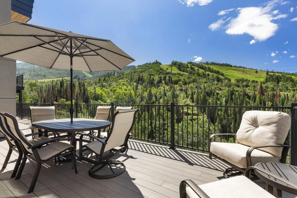 FPX Legacy Lodge, True Ski In Ski Out! 5 BR Loft Rec Room wWith Views, Private Hot Tub, Club Amenities House in Steamboat Springs