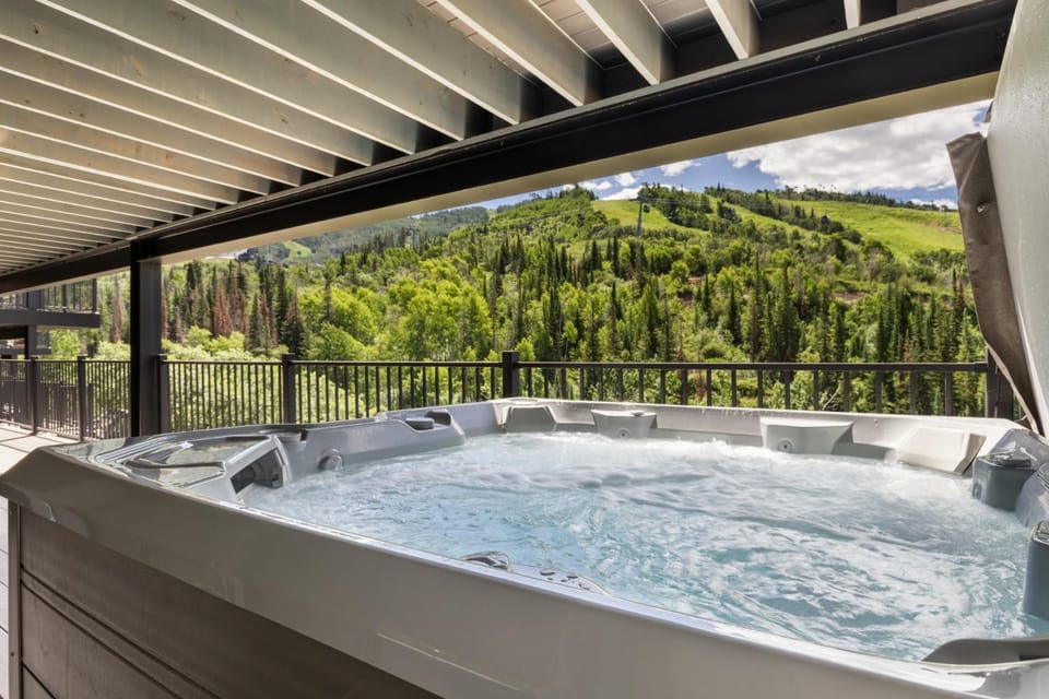 FPX Legacy Lodge, True Ski In Ski Out! 5 BR Loft Rec Room wWith Views, Private Hot Tub, Club Amenities House in Steamboat Springs
