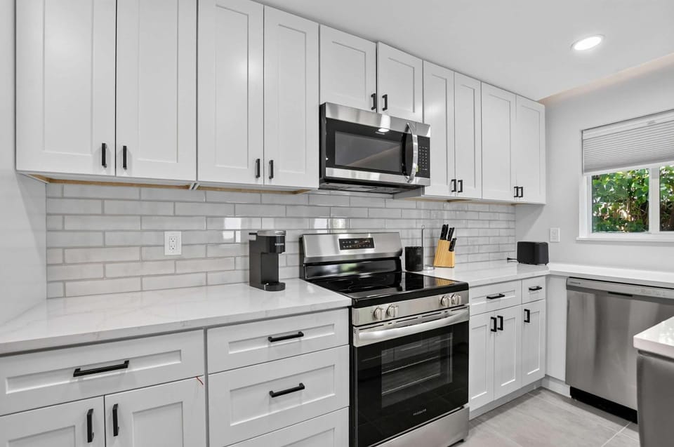 Coveside Hideaway 3 - Coastal Sanctuary Apartment in Deerfield Beach