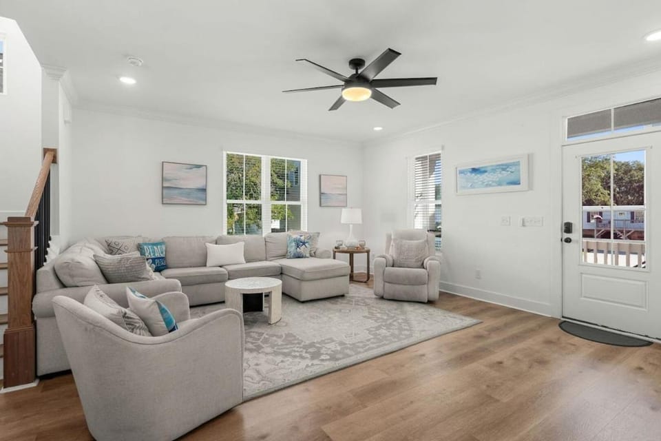 Beachfront Elegance: Pet-Friendly Home Steps House in Garden City
