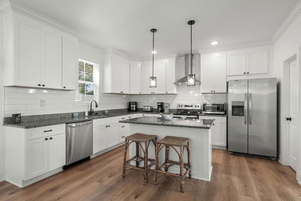 Beachfront Elegance: Pet-Friendly Home Steps House in Garden City