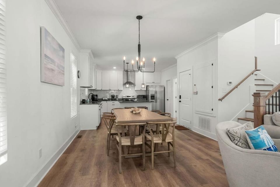 Beachfront Elegance: Pet-Friendly Home Steps House in Garden City