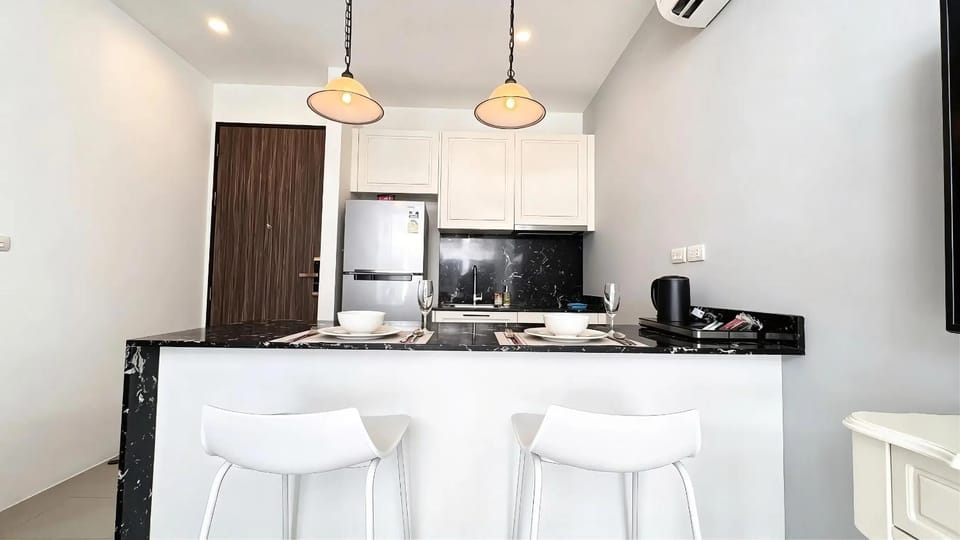 Coffee/tea facilities, Kitchen or kitchenette, Dining area, stove