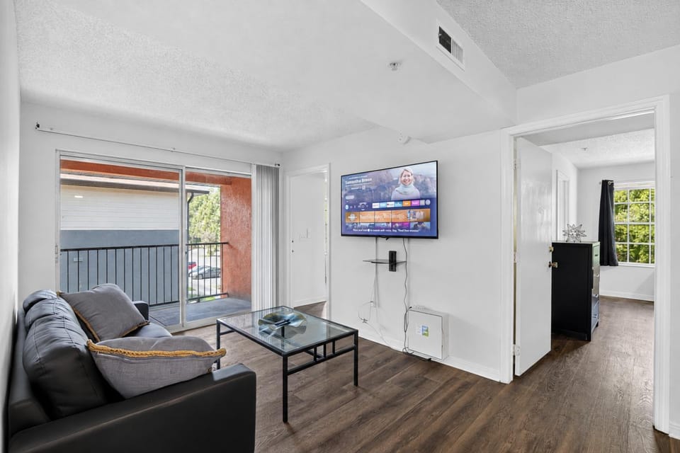 TV and multimedia, Living room, Seating area, Evening entertainment, internet