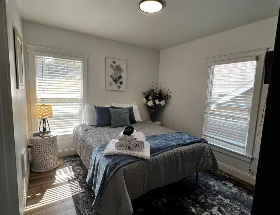 Amazing location just min 2 dntn Sacred Heart Apartment in Spokane