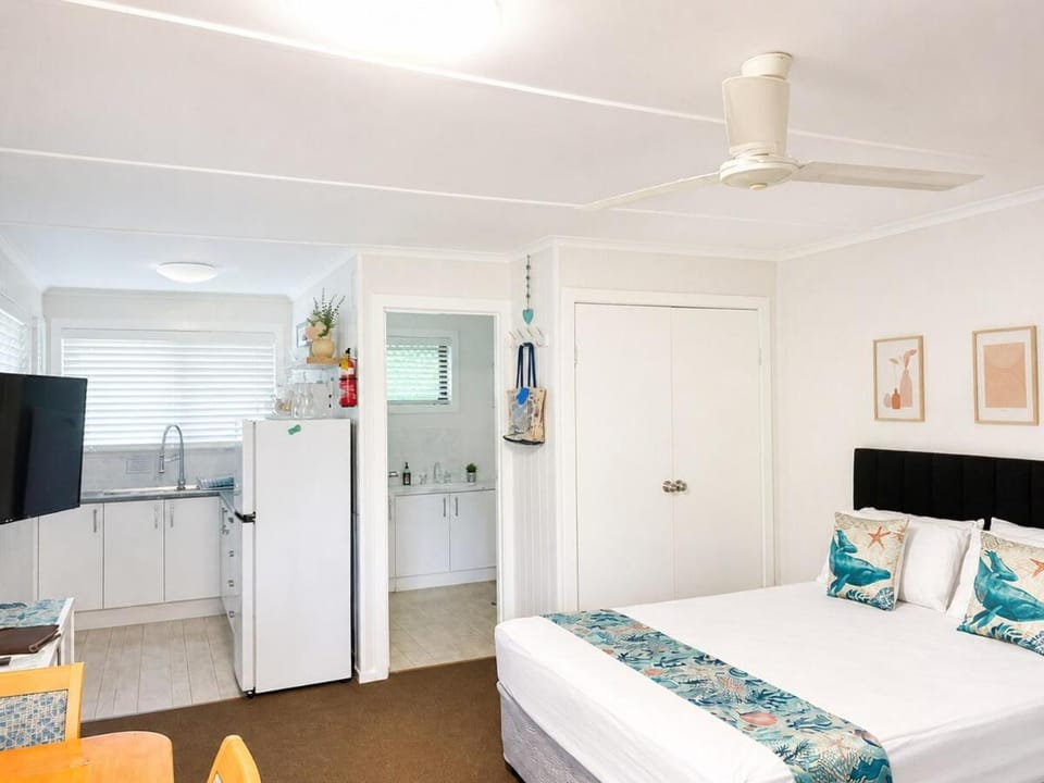 Bed, TV and multimedia, Kitchen or kitchenette, Decorative detail, Dining area, Bedroom, wardrobe, air conditioner, air conditioner