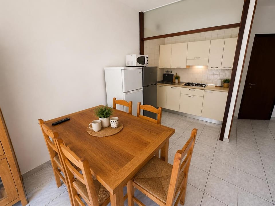 Kitchen or kitchenette, Dining area, pet friendly