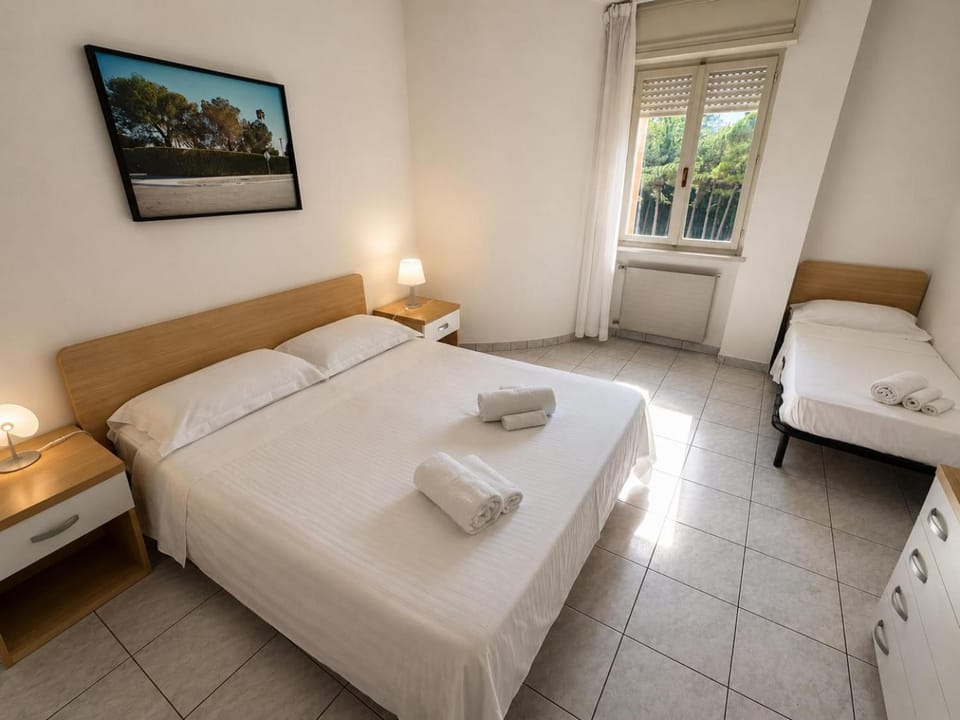 Bed, Living room, Photo of the whole room, Seating area, Bedroom, towels