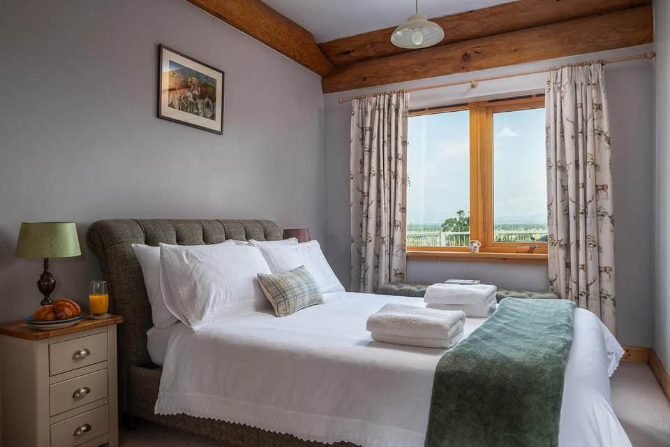 Bed, Bedroom, Mountain view, towels