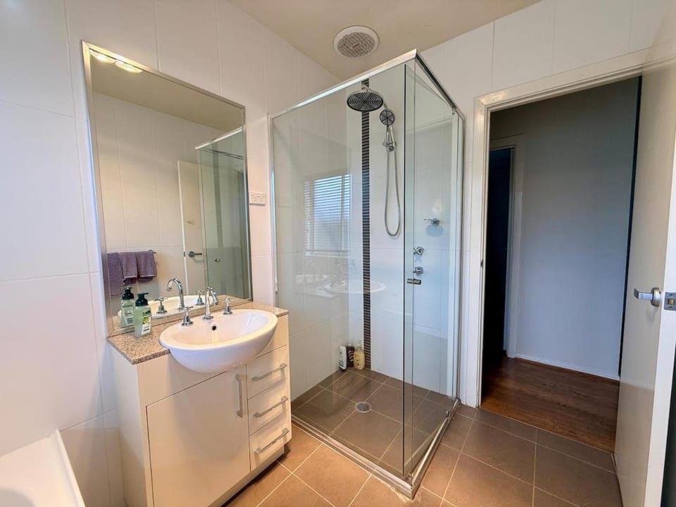 Modern 3BR 2Bath 2Garage Home in Bruce Canberra House in Canberra
