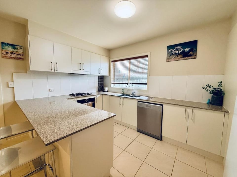Modern 3BR 2Bath 2Garage Home in Bruce Canberra House in Canberra