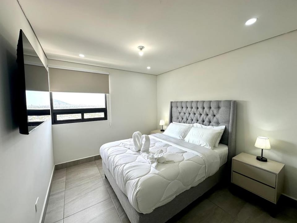 Bed, TV and multimedia, Photo of the whole room, Bedroom, towels