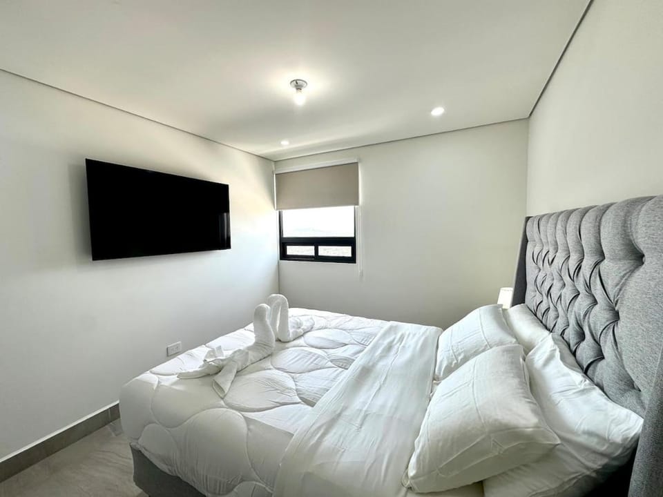 Communal lounge/ TV room, Bed, TV and multimedia, Living room, Photo of the whole room, Seating area, Bedroom, towels