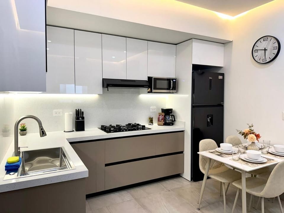 Kitchen or kitchenette, Dining area, stove