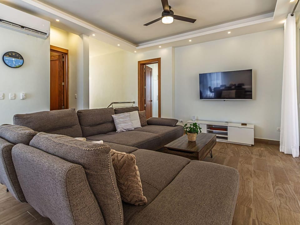 TV and multimedia, Living room, Seating area, Evening entertainment