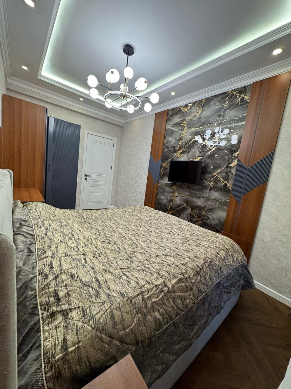 Bed, TV and multimedia, Bedroom