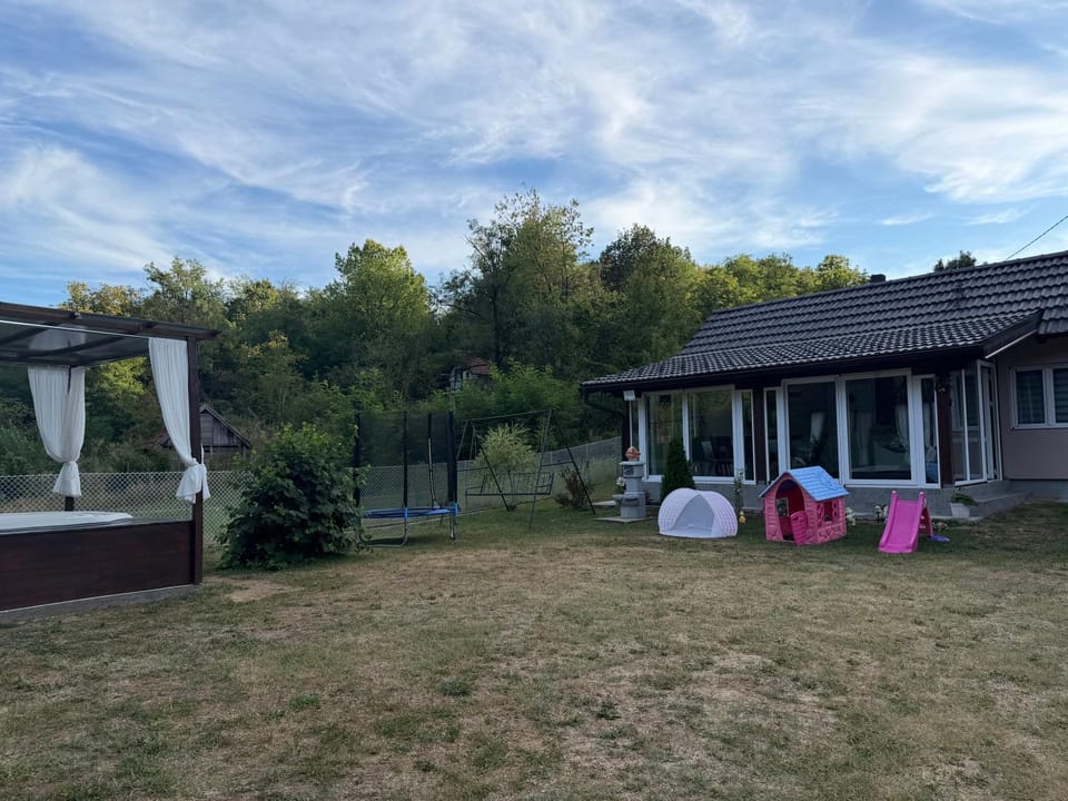 Emina Oaza Vikendica House in Serbia