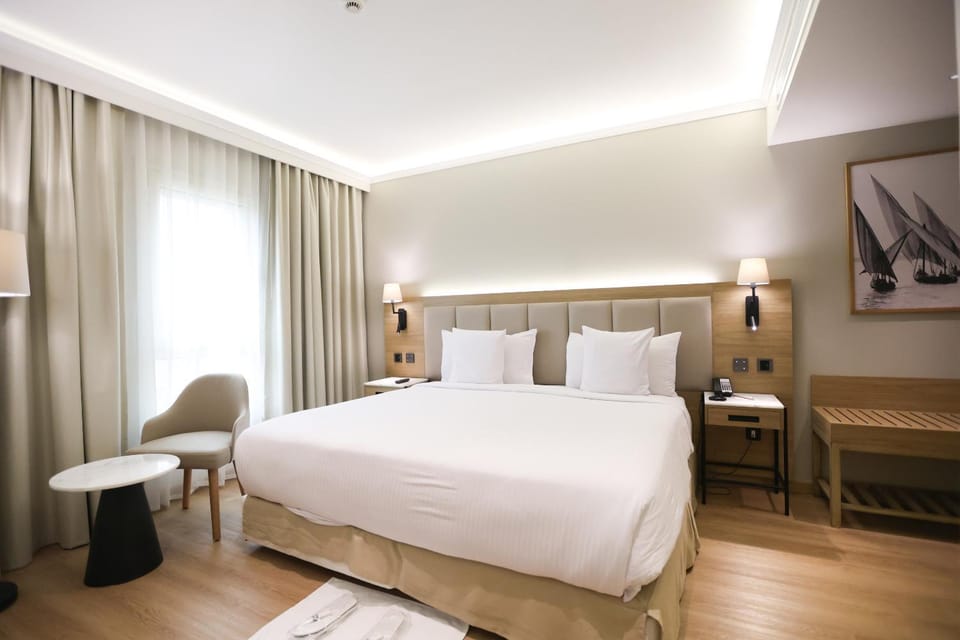 Bed, Seating area