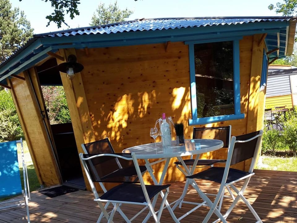 Cabane accueillante avec animaux admis - 2 pers. - API-1-52-3020 Campground/ 
RV Resort in Auvergne-Rhône-Alpes