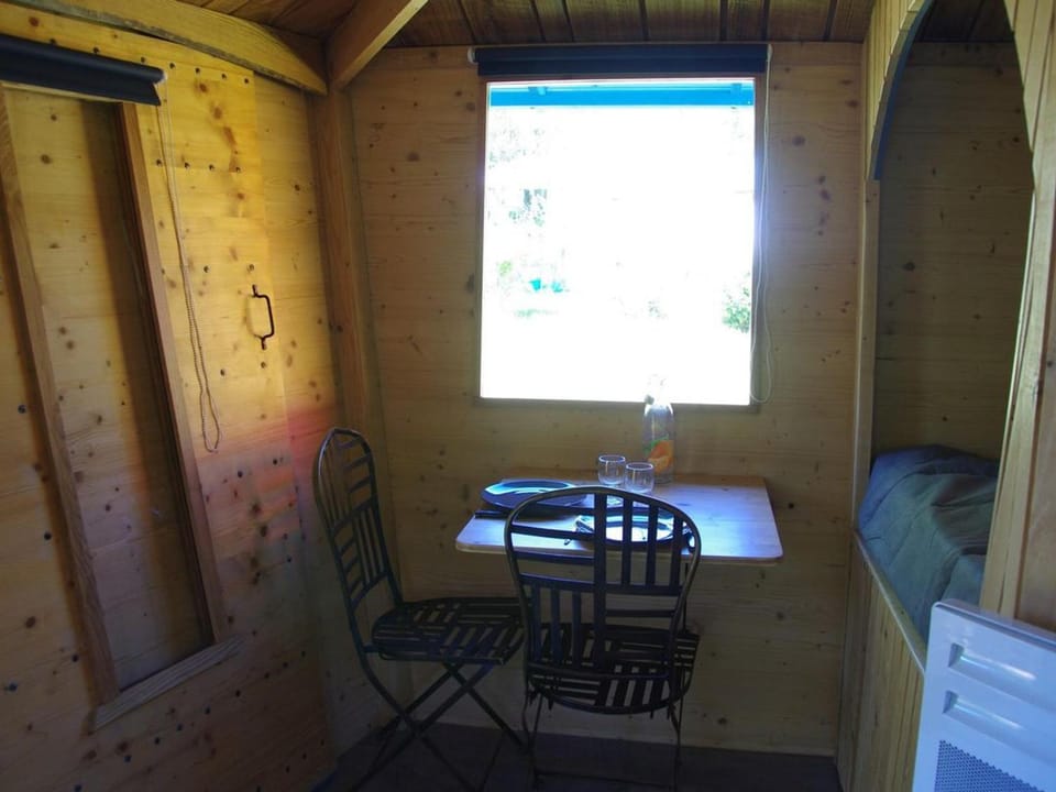 Cabane accueillante avec animaux admis - 2 pers. - API-1-52-3020 Campground/ 
RV Resort in Auvergne-Rhône-Alpes