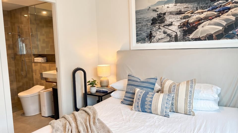 Private Room w City Views Steps to Wynyard Bed and Breakfast in Sydney