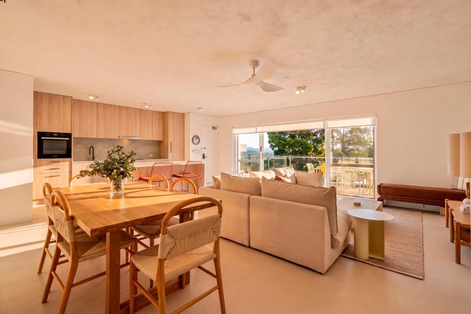 TV and multimedia, Kitchen or kitchenette, Living room, Seating area, Dining area