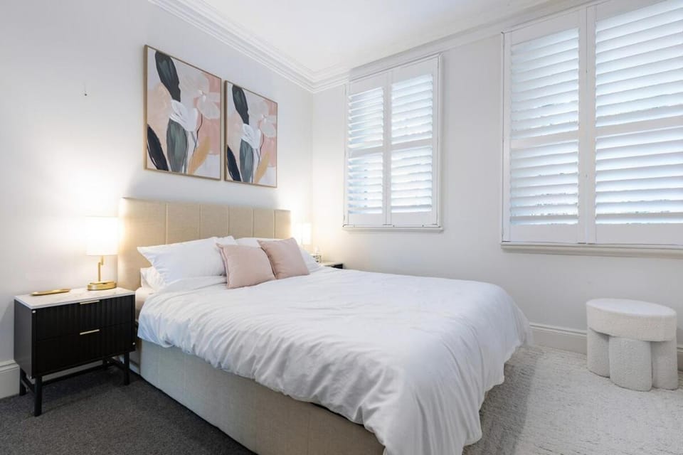 Stylish 3BR City Retreat Walk to CBD & Opera House Villa in Surry Hills