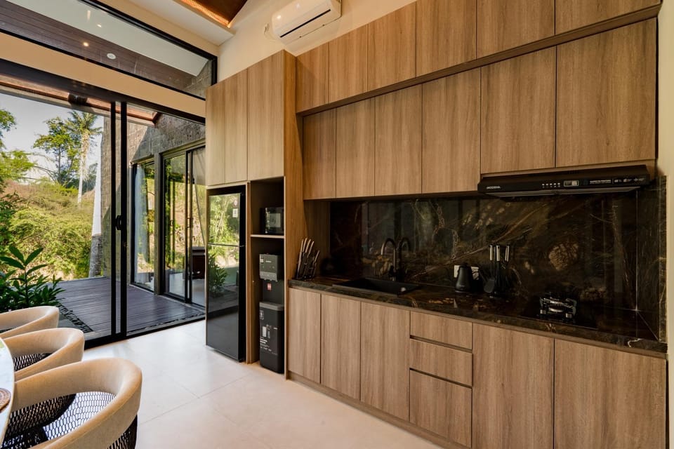Kitchen or kitchenette, minibar, stove