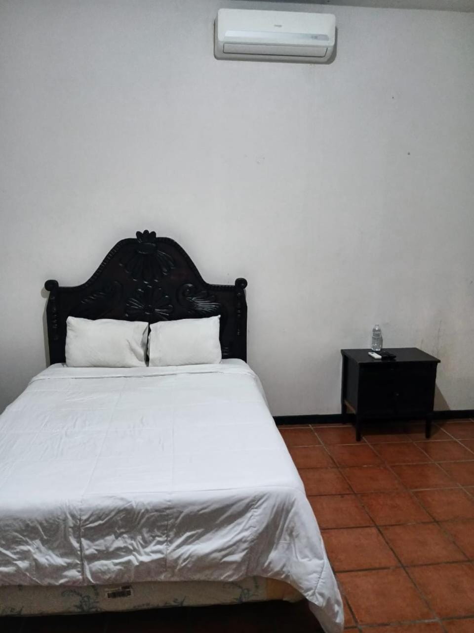 Bed, Photo of the whole room, air conditioner