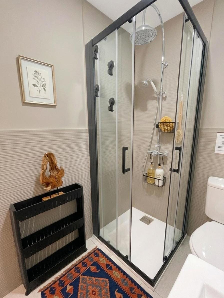 Shower, Bed, Bathroom, towels