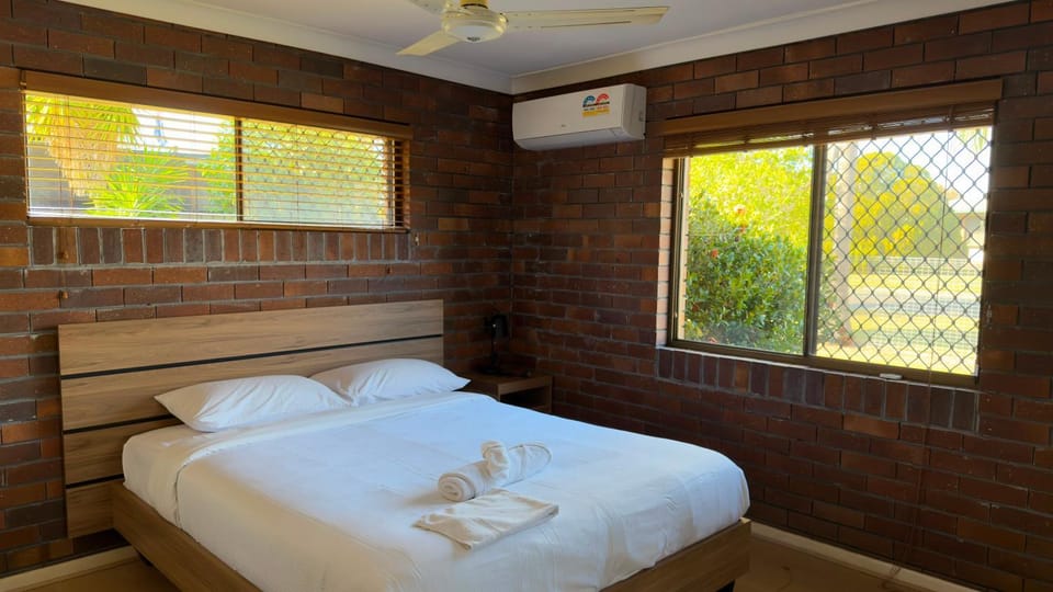Bed, Photo of the whole room, Bedroom, towels, air conditioner