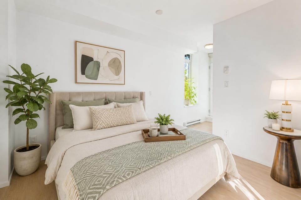 Sophisticated 2-Bedroom Living on Seymour Street Apartment in Vancouver